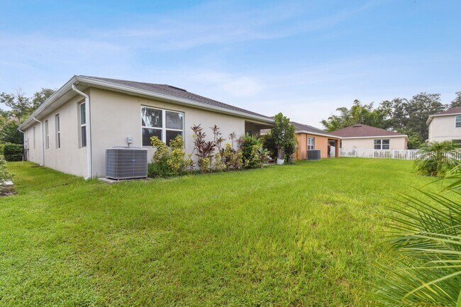 Building Photo - Spacious 4 Bed, 2 Bath Single Family Home ...