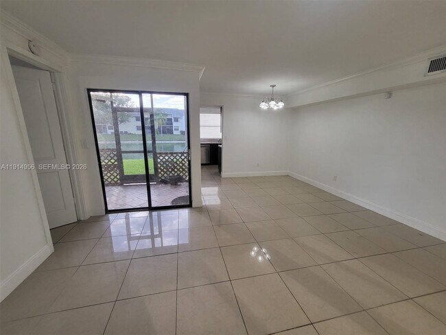 Building Photo - 960 N Franklin Ave