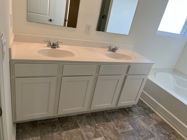 Building Photo - Margaret Location, 1 level 4 BR / 2 BA on Cul-da-sac