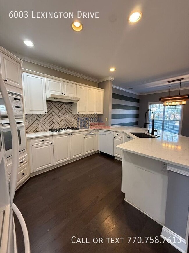 Building Photo - 6003 Lexington Dr