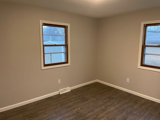 Building Photo - 3 Bed 1.5 Bath home **Available May***