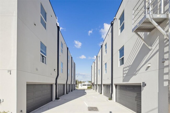 Building Photo - 544 N Bumby Ave