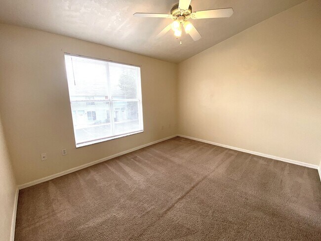 Building Photo - Kensington North #1608 - Pet Friendly!