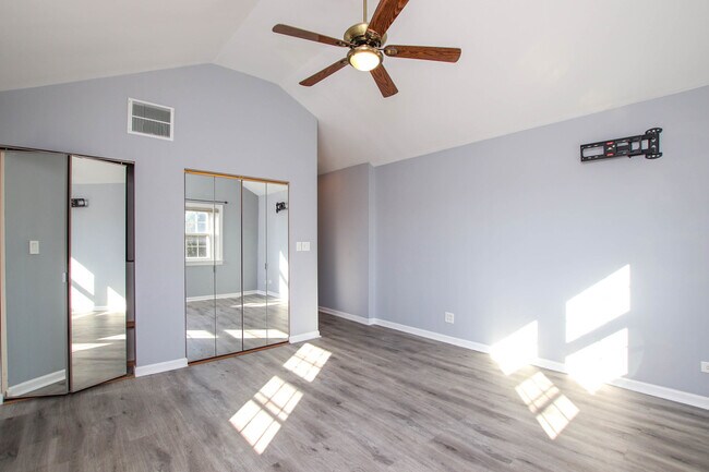 Building Photo - 5815 N Canfield Ave