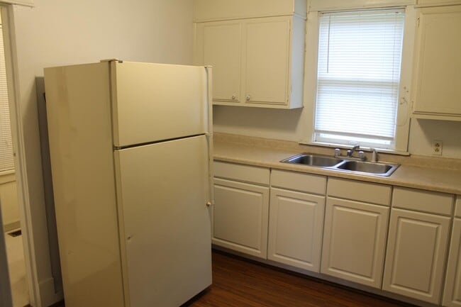 Building Photo - 707 W Main St