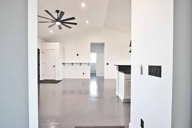 Building Photo - 1495 Oxbow Dr