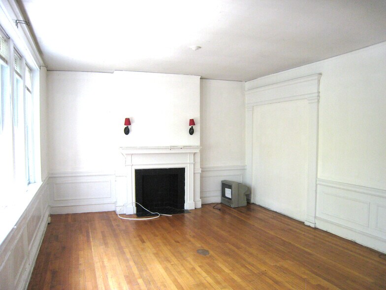 Building Photo - 324 Saint Paul St