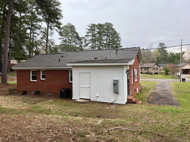 Building Photo - 3 Bedroom 1.5 Bathroom House for rent
