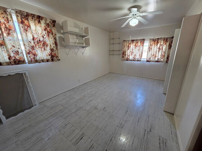 Building Photo - Spacious 3/4 bedroom, 2 bath home beautifu...