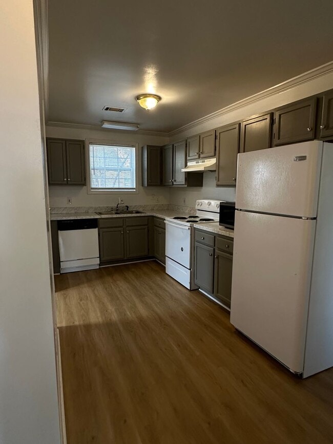 Building Photo - 3 Bedroom 2 Bath in East Tuscaloosa