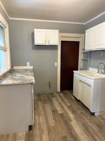 Building Photo - 917 N Winnebago St