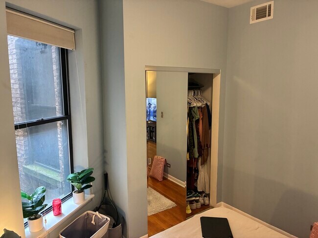 Building Photo - 902 W Grace St