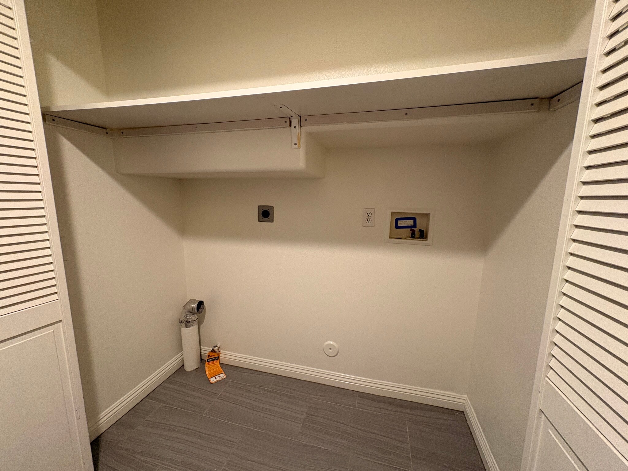 Laundry area adjacent to kitchen - 30061 Whitecap