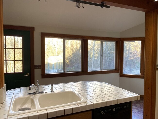 Building Photo - Country Home!