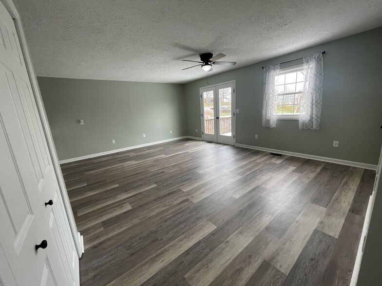 Building Photo - 101 Gibbons St