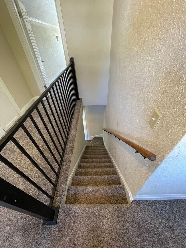Building Photo - Charming 3bdrm, 1 bath house with fenced y...