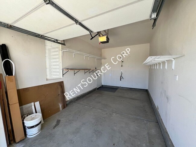 Building Photo - 3 Bedrooms/2 Bathrooms Single Story, Split...