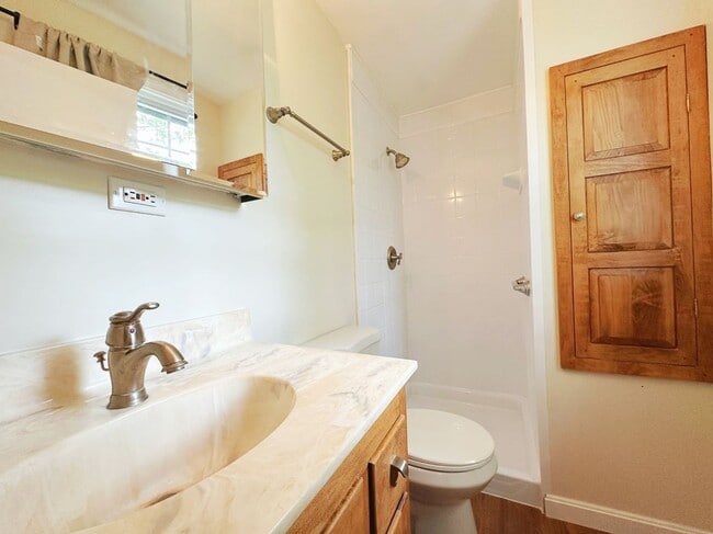 Building Photo - 10 Friar Tuck Ln