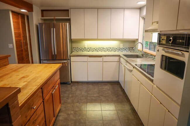 Building Photo - 2785 Malibu Way