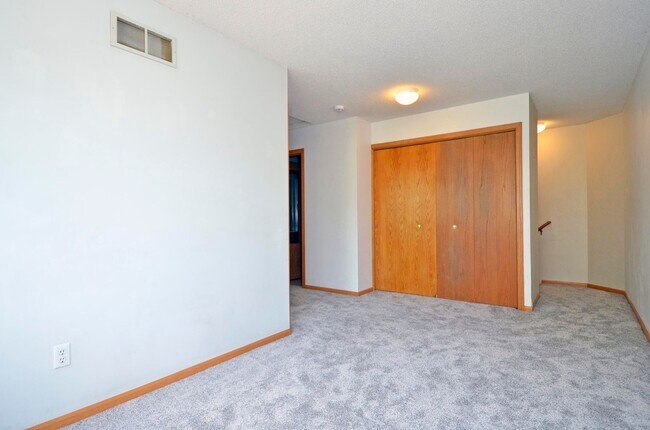 Building Photo - Beautiful 2-Bed 1.5-Bath Townhouse in Eagan - Available Now!