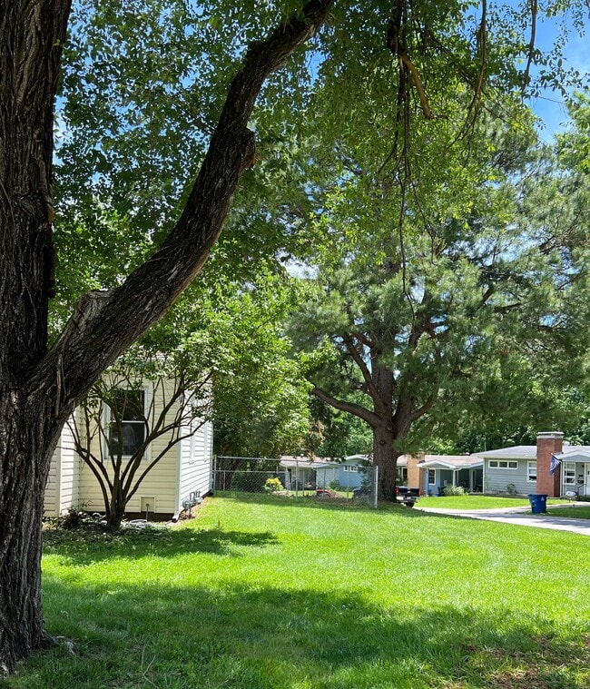 Building Photo - 413 10th St Terrace