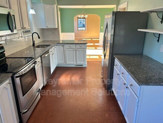 Building Photo - 127 College Cir