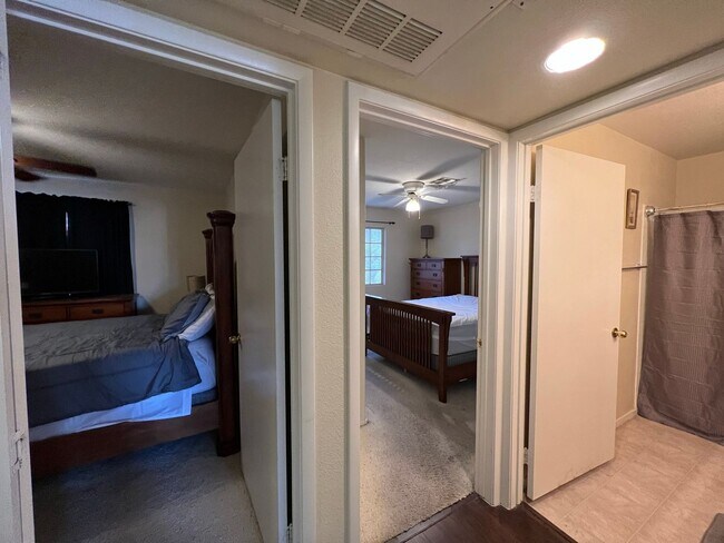 Building Photo - Two Bedroom Two Bathroom Fully Furnished Condo