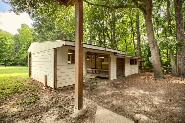 Building Photo - 4320 Providence Rd