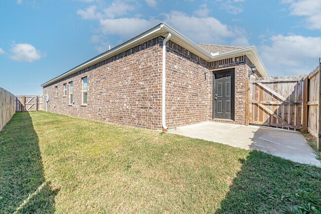 Building Photo - Welcome to this stunning 3-bedroom, 3-bathroom home located in the heart of Bentonville