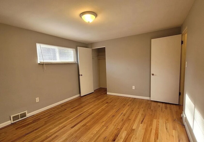 Building Photo - 2273 Pauline Ave