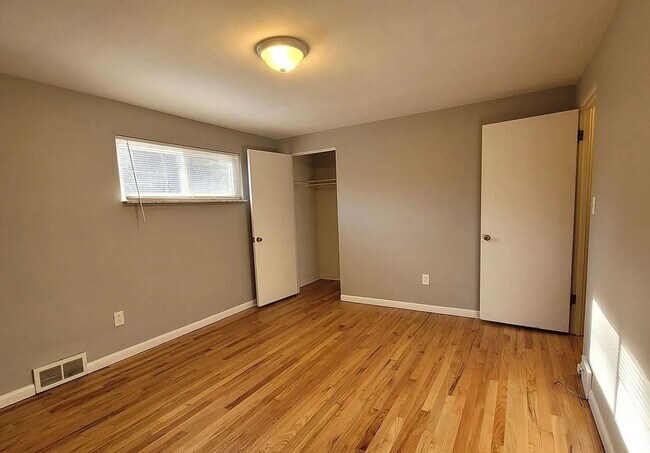 Building Photo - Well-Maintained 2BR Townhome w/ Garage, Storage & Transit Access – Beechview
