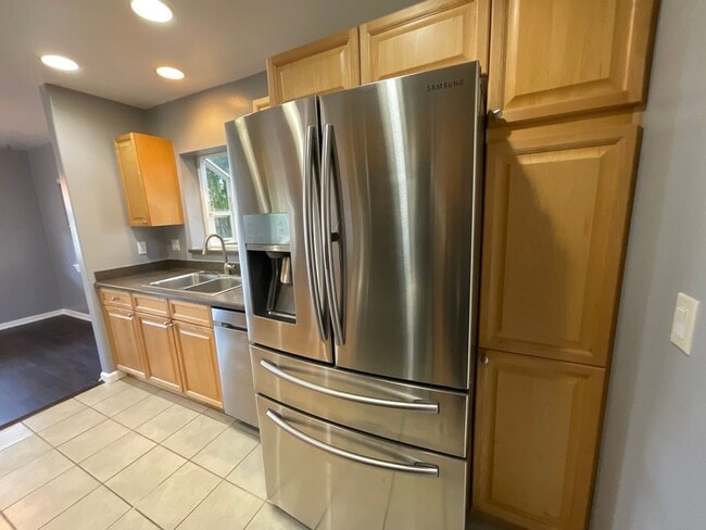 Building Photo - 4 bedroom, 2.5 bath, Mountain and Ocean Balcony Views, Solar Panels