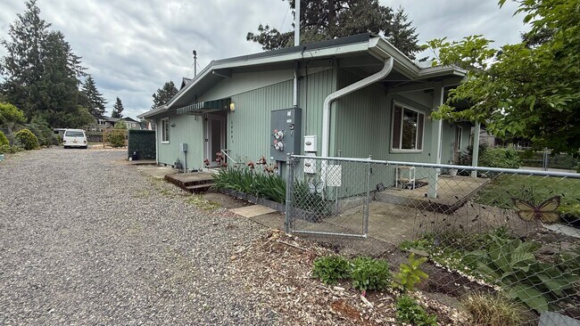 Building Photo - Charming 3-Bed 2bath Single-Level Home in ...