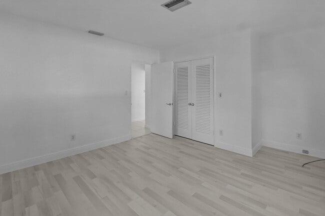 Building Photo - 2608 NE 12th St