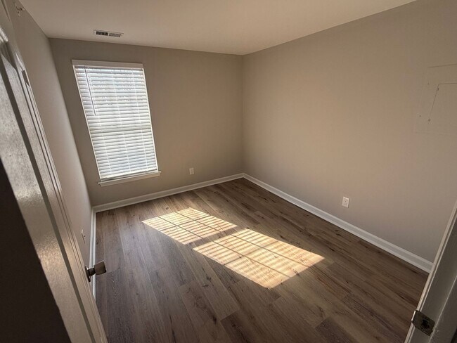 Building Photo - 3 BEDROOM CONDO. Walking Distance to Unive...