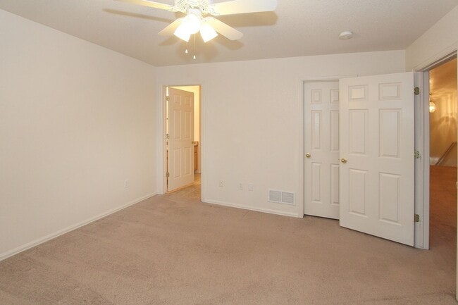 Building Photo - FEELS LIKE HOME! 2BD CONDO with MOUNTAIN VIEWS - Security Deposit Waiver Available
