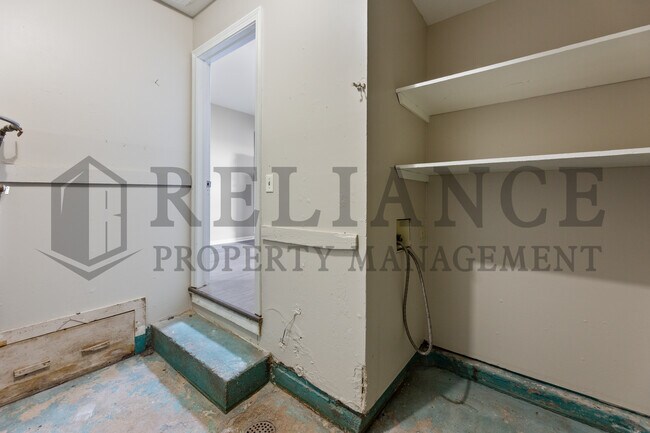 Building Photo - 421 Grover Ave