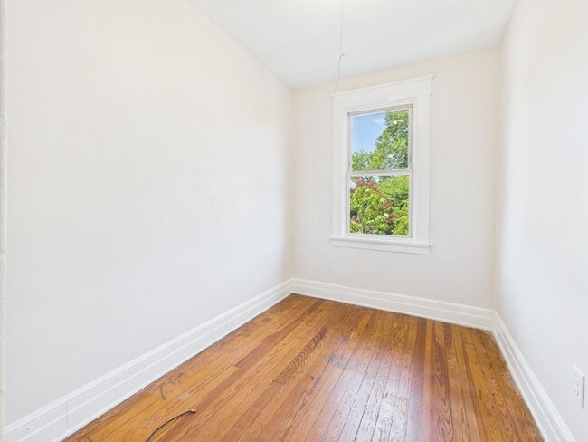 Building Photo - 203 W 33rd St