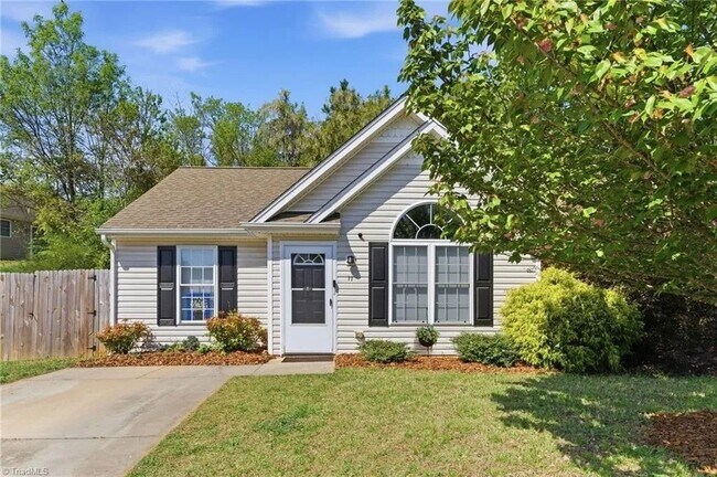 Building Photo - 11 Franklinwood Dr