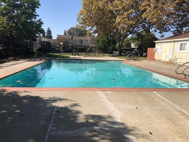 Building Photo - Remodeled Townhome in the Irvington neighborhood of Fremont - Beautiful from head to toe!