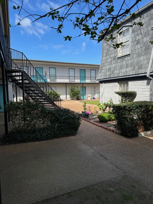 Building Photo - Palm Shore Apartments