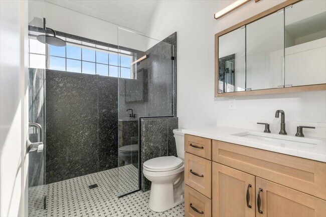 Building Photo - 639 E Broadway