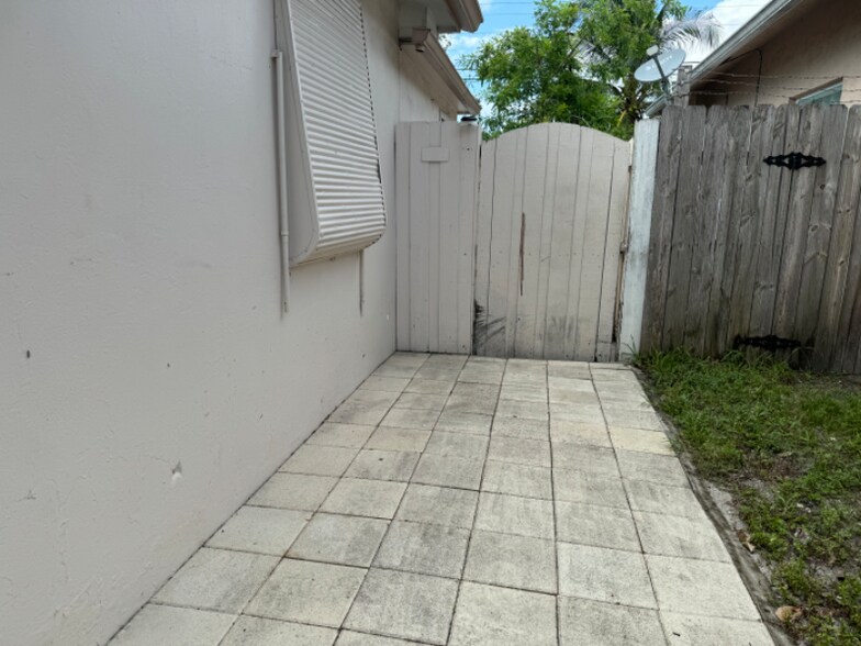 Primary Photo - 251 NE 41st St