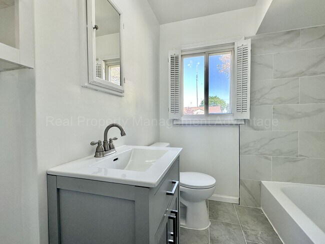 Building Photo - Updated Ranch with Bonus Space & Prime Loc...