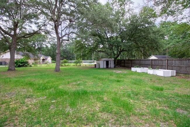 Building Photo - 21 Pinewood Ln