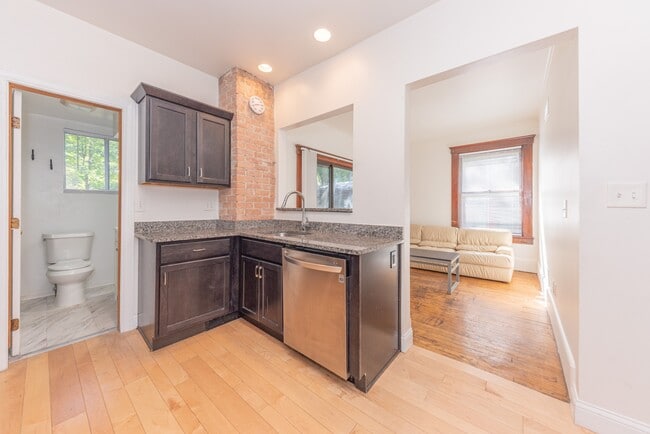 Building Photo - 1031 S Forest Ave