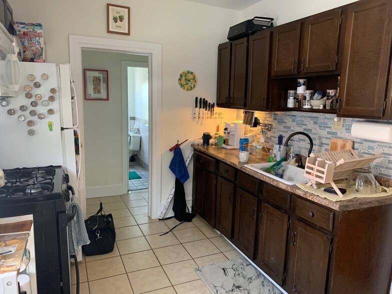 Building Photo - 75 Centre St