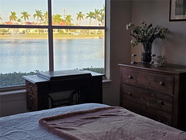 Building Photo - 6100 Bahia Del Mar Cir N