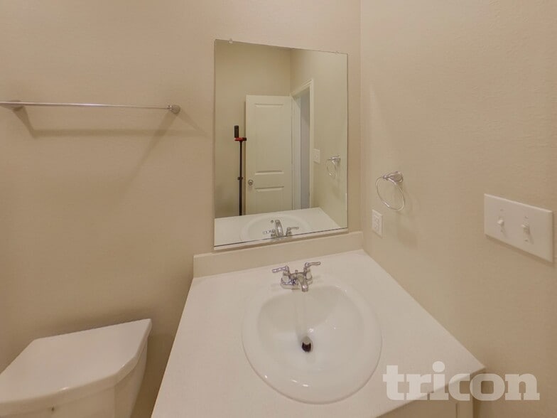 Building Photo - 219 Jenkinson Dr