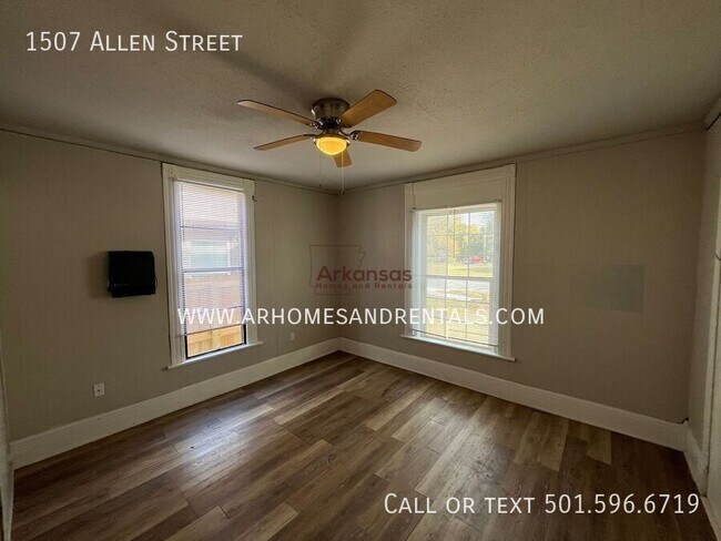 Building Photo - 1507 Allen St